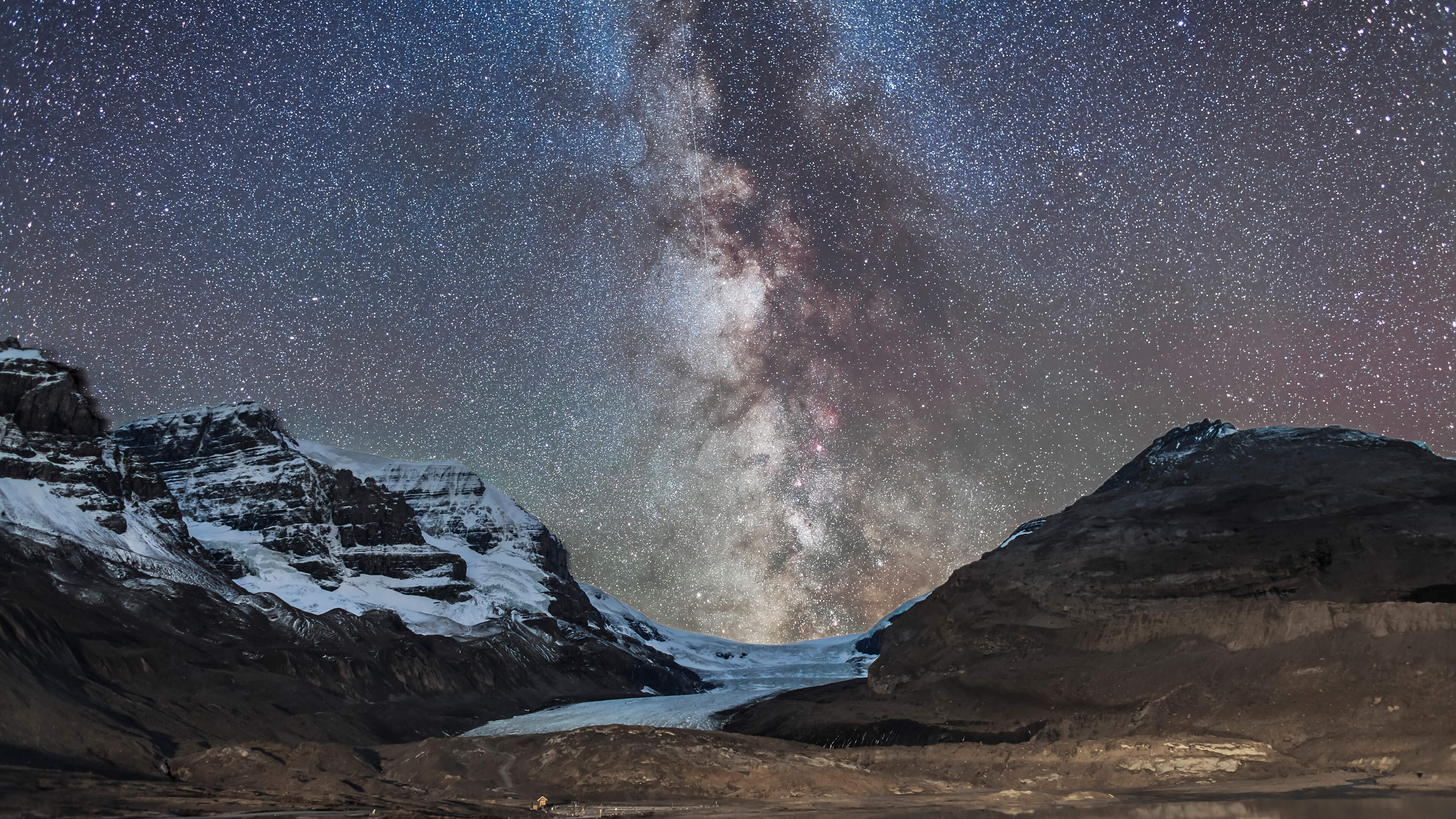 山脉上的星空，有冰川和白雪覆盖的山脉