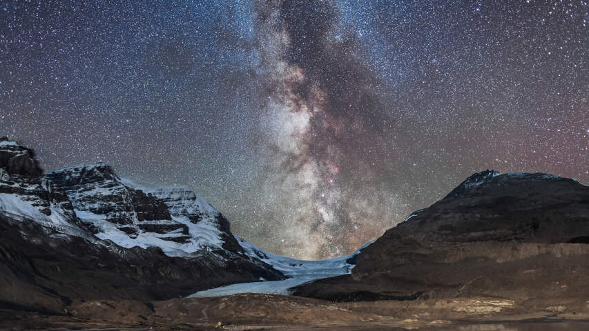 山脉上的星空，有冰川和白雪覆盖的山脉