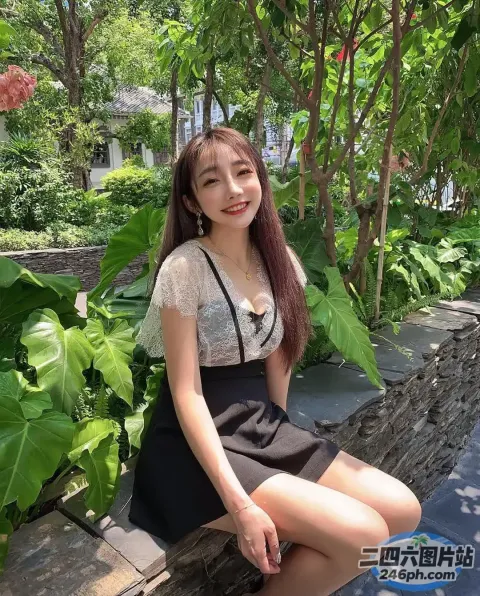 坐在花园树干上的阿拉菲女人
