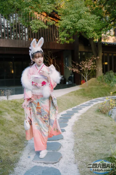 有个穿着和服的女人走在小路上