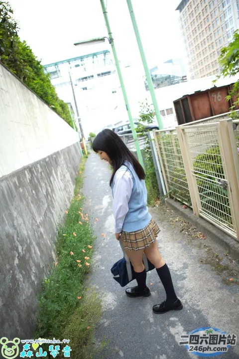 有个女人背着背包走在街上