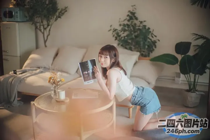 地板上坐着一个女人，上面有一张自己的照片