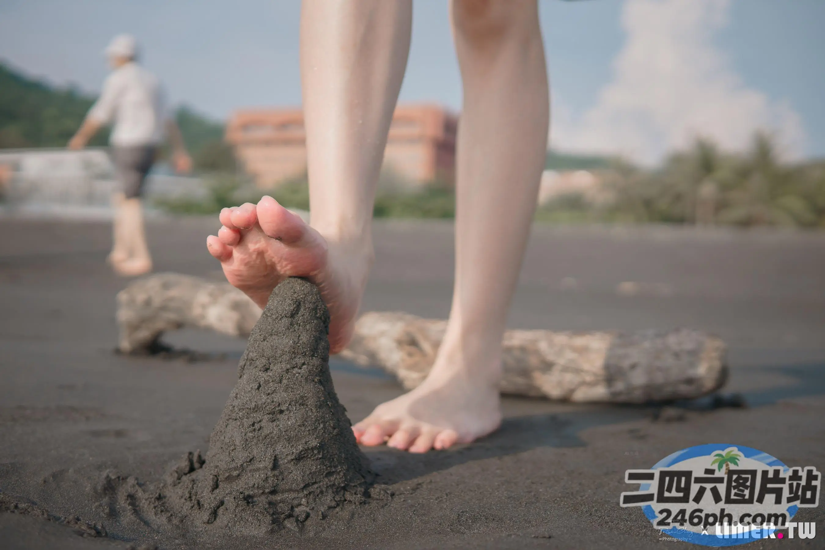 有一个人站在有沙锥的海滩上