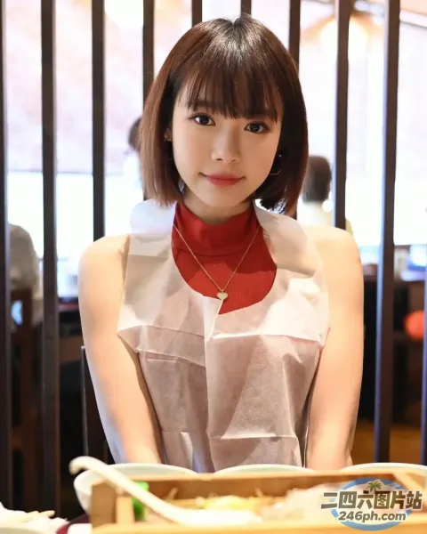 阿拉菲女人坐在桌子旁，手里拿着一盘食物