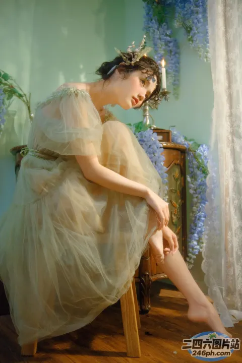 有个女人穿着裙子坐在椅子上