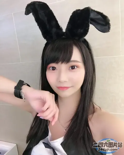 阿拉夫德亚洲妇女，黑色长发，戴着兔子耳朵