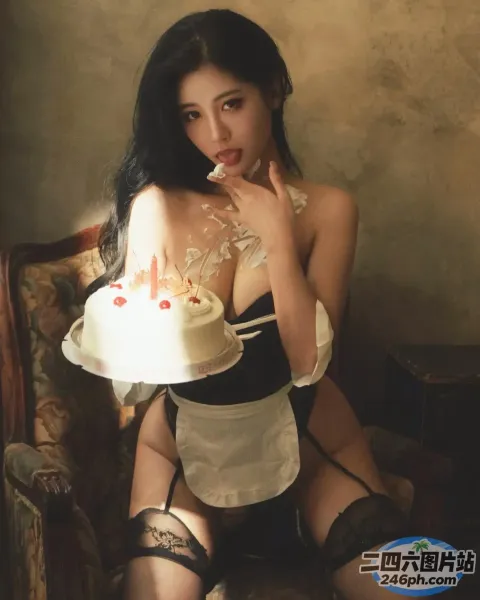 穿着内衣的 Araffed 女人拿着一个带蜡烛的蛋糕