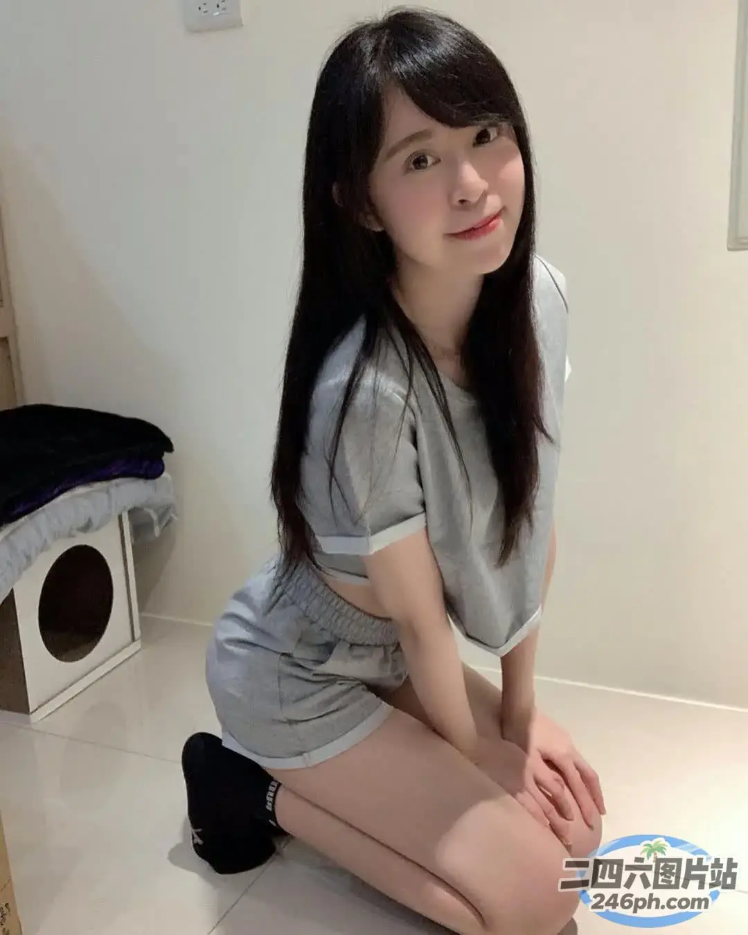 拿着牙刷坐在地板上的 arafed 亚洲妇女