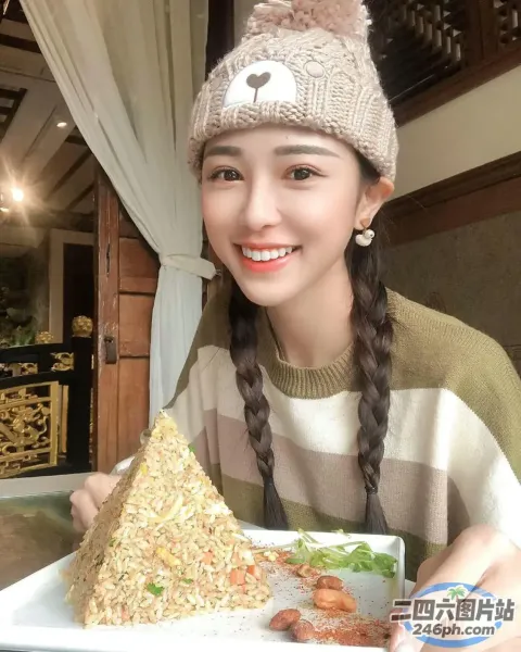 梳着辫子的女人，手里拿着一盘食物，面带微笑