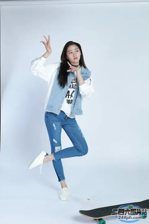 穿着牛仔裤和牛仔背心的 arafed 女人与滑板合影