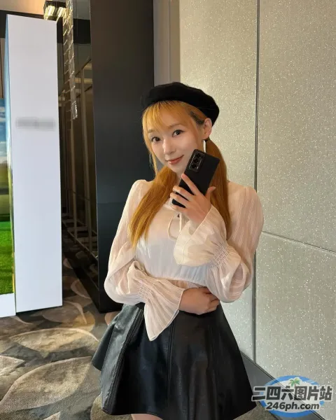 有一个女人站在一个房间里，手里拿着手机