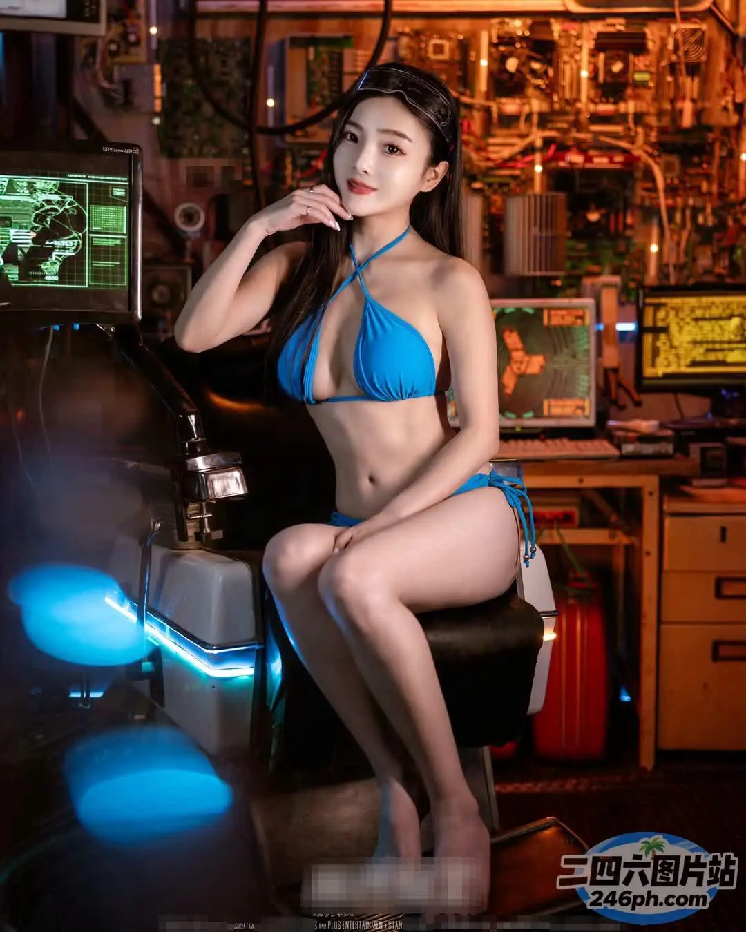 一位穿着比基尼的女人坐在椅子上的特写
