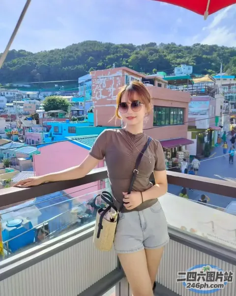 拿着红伞站在阳台上的 Araffe 女人