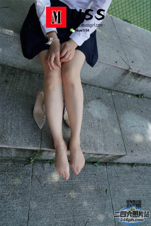 台阶上盘着一个女人