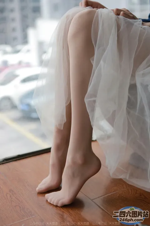 坐在窗台上的女人的双腿