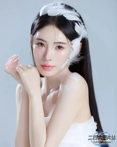 一位穿着白色连衣裙的长发女子的特写