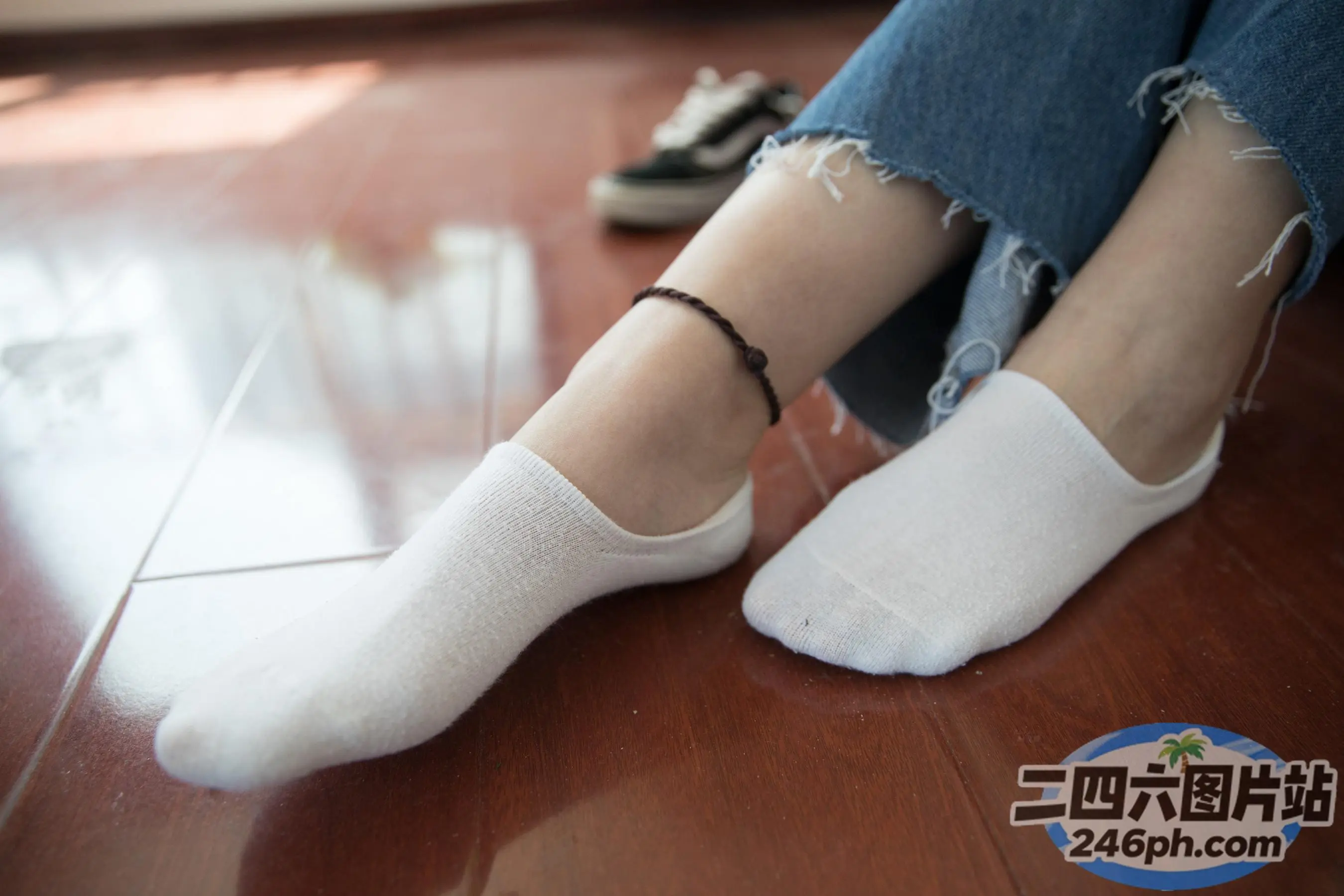 有人坐在地板上，双叉