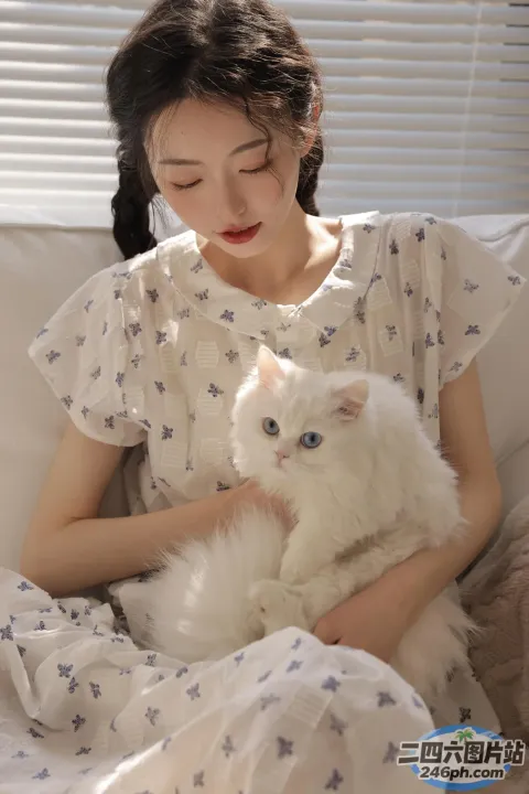 身穿白色连衣裙的 araffe 女子，手里拿着一只白猫