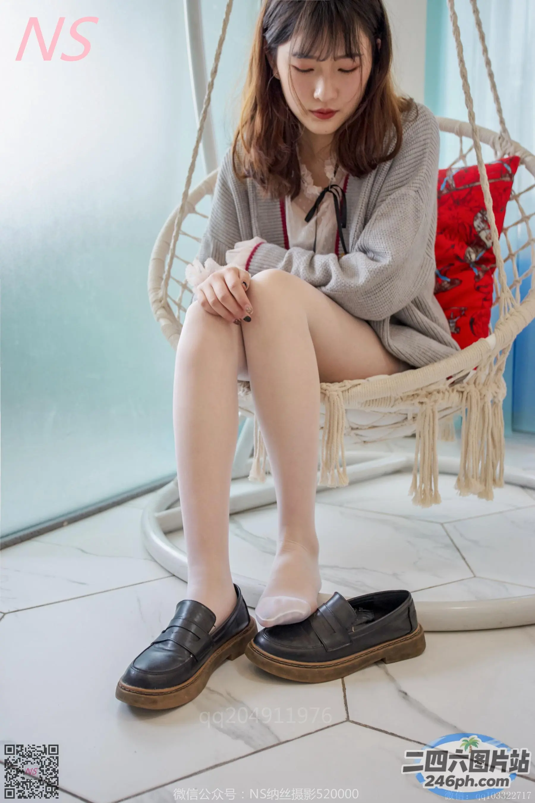 阿拉法德女人坐在椅子上，双腿交叉