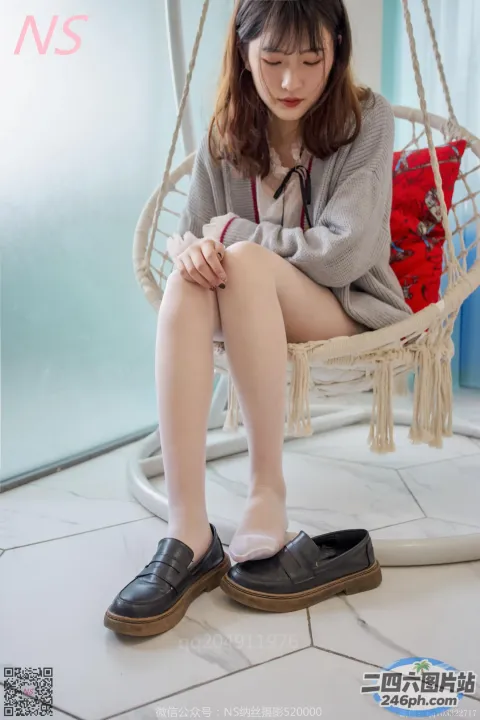 阿拉法德女人坐在椅子上，双腿交叉