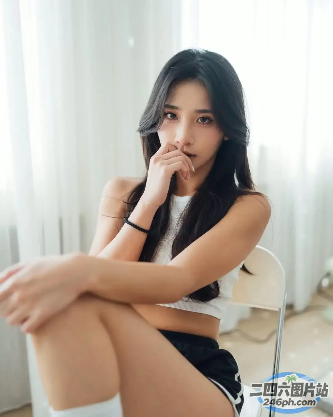 一个女人坐在椅子上拿着一本书的特写