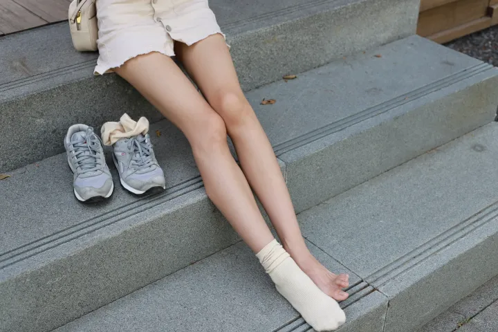 穿着鞋子坐在台阶上的阿拉菲德女人