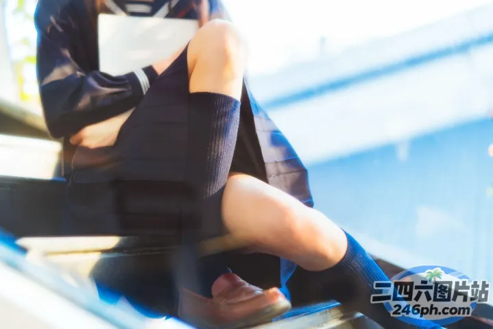 有个女人坐在长凳上，双腿交叉