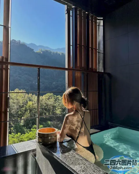一个女人坐在浴缸里眺望群山