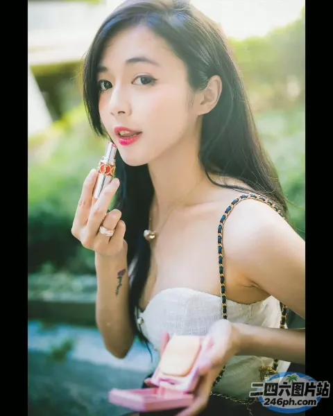 Araffe 亚洲女性，黑色长发，白色连衣裙，手里拿着粉红色的口红
