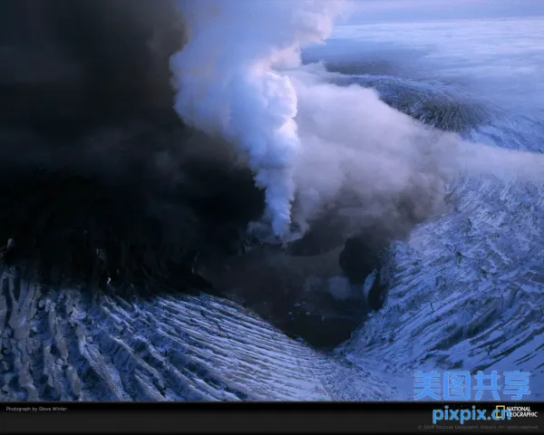 阿拉夫德火山，从顶部升起一缕烟雾