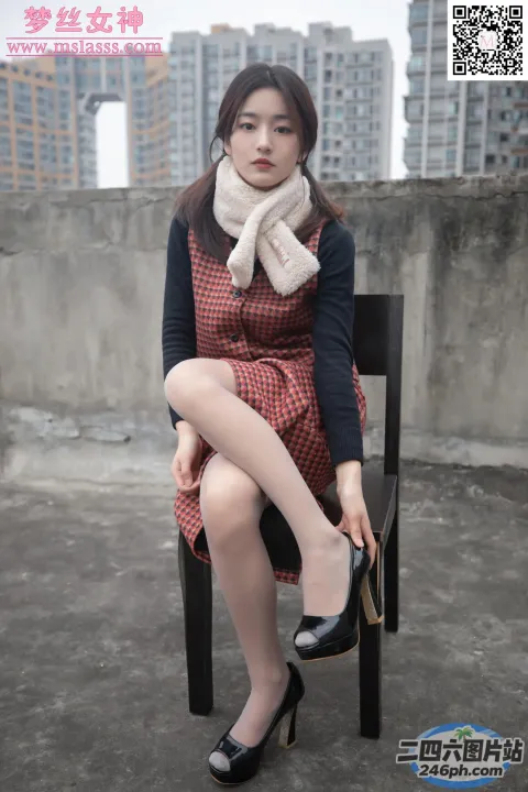 脖子上围着围巾坐在椅子上的阿拉夫德女人
