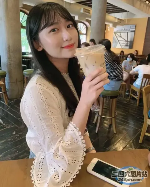 阿拉菲女孩在餐厅里拿着一杯冰咖啡