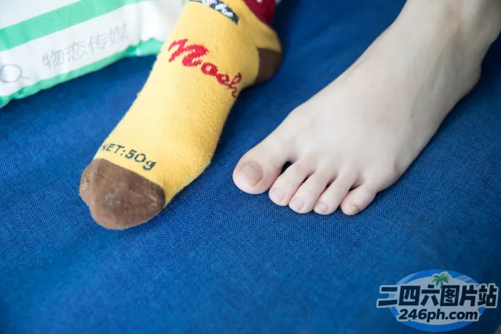 有人躺在床上，脚上穿着袜子