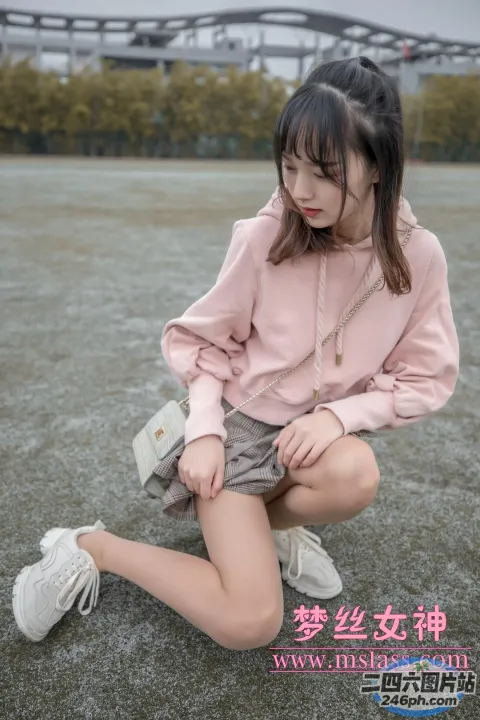 一名女子盘腿坐在地上