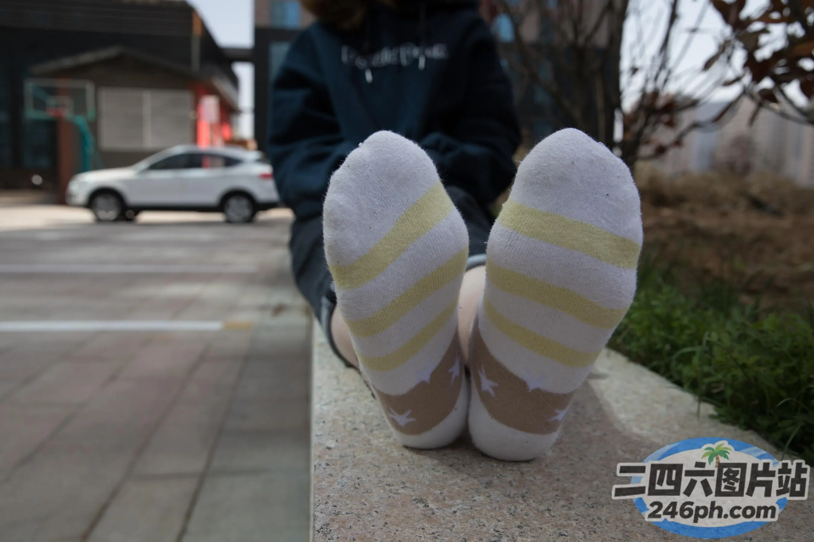 有人坐在长凳上，双脚抬起，双脚悬空