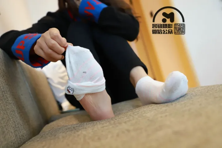 有人穿着一双袜子坐在沙发上