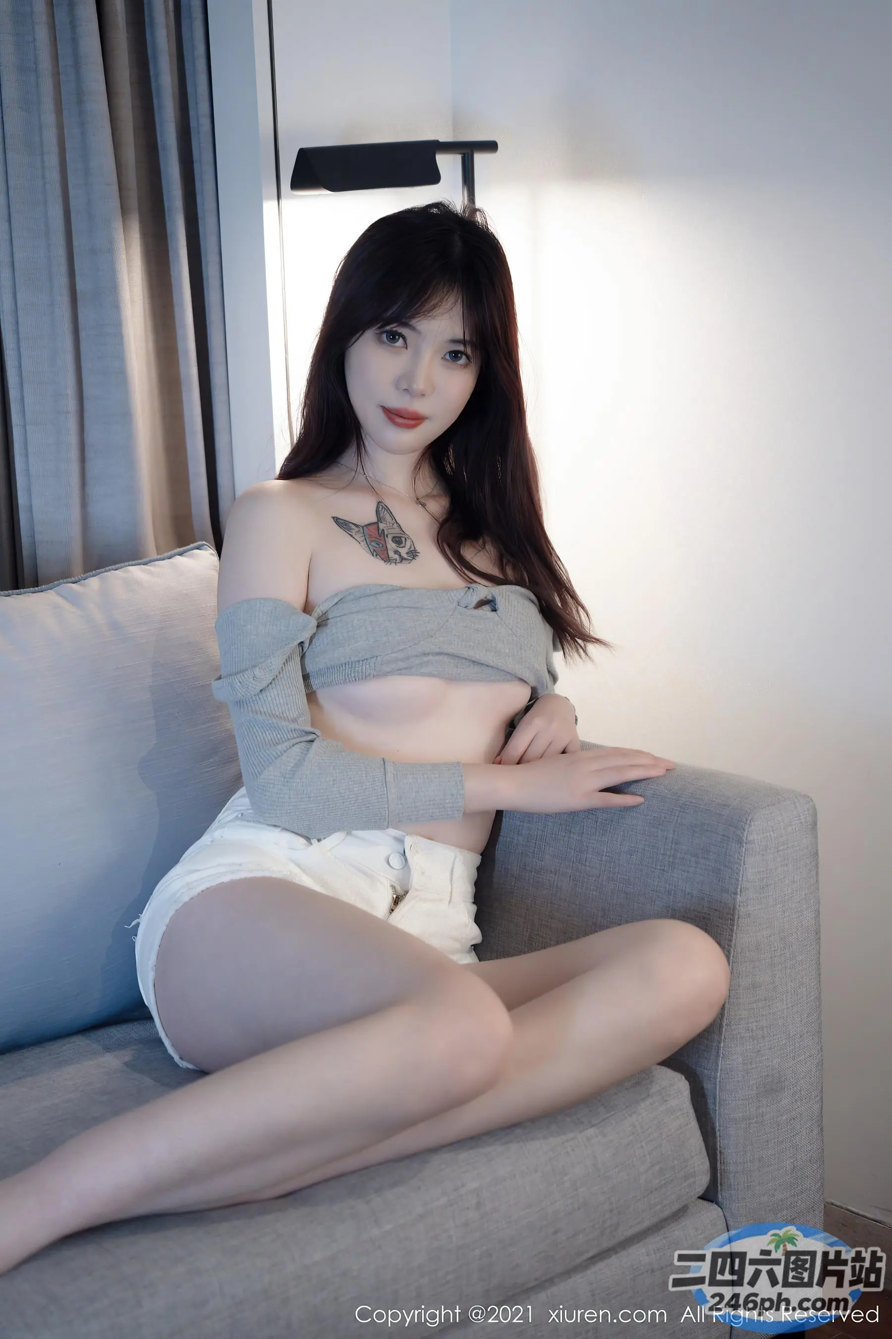 坐在房间沙发上的 arafed 亚洲女性