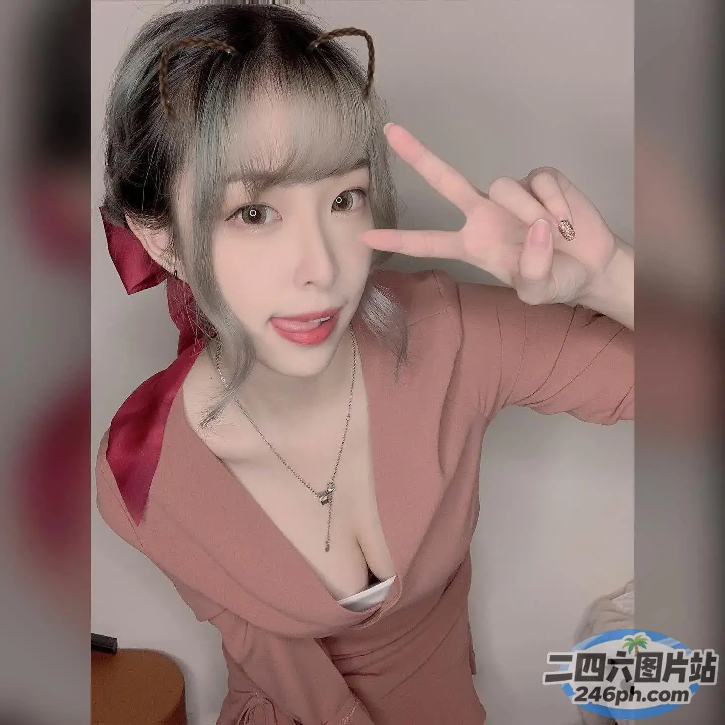 手机上打领带的人的特写
