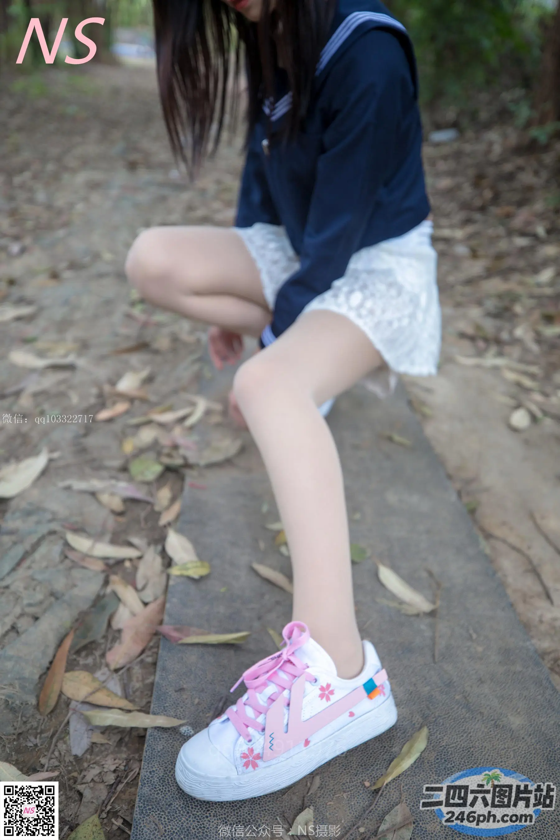 穿着蓝色衬衫和白色裙子的 arafed 女孩蹲在滑板上