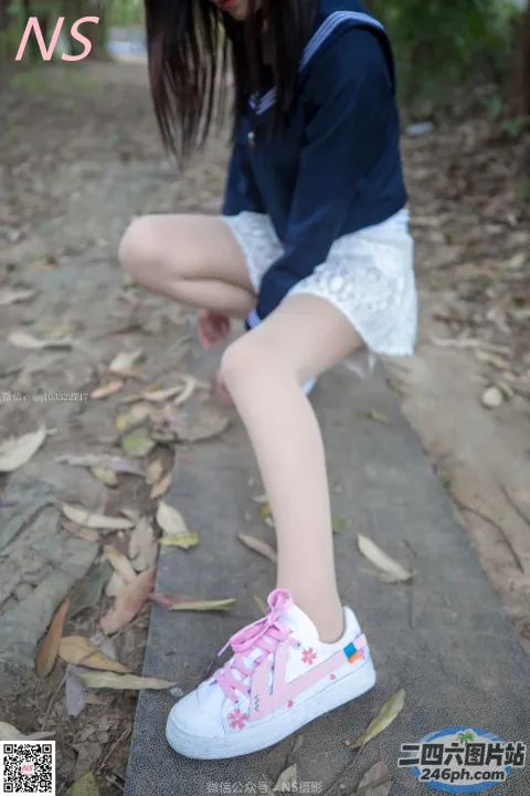 穿着蓝色衬衫和白色裙子的 arafed 女孩蹲在滑板上