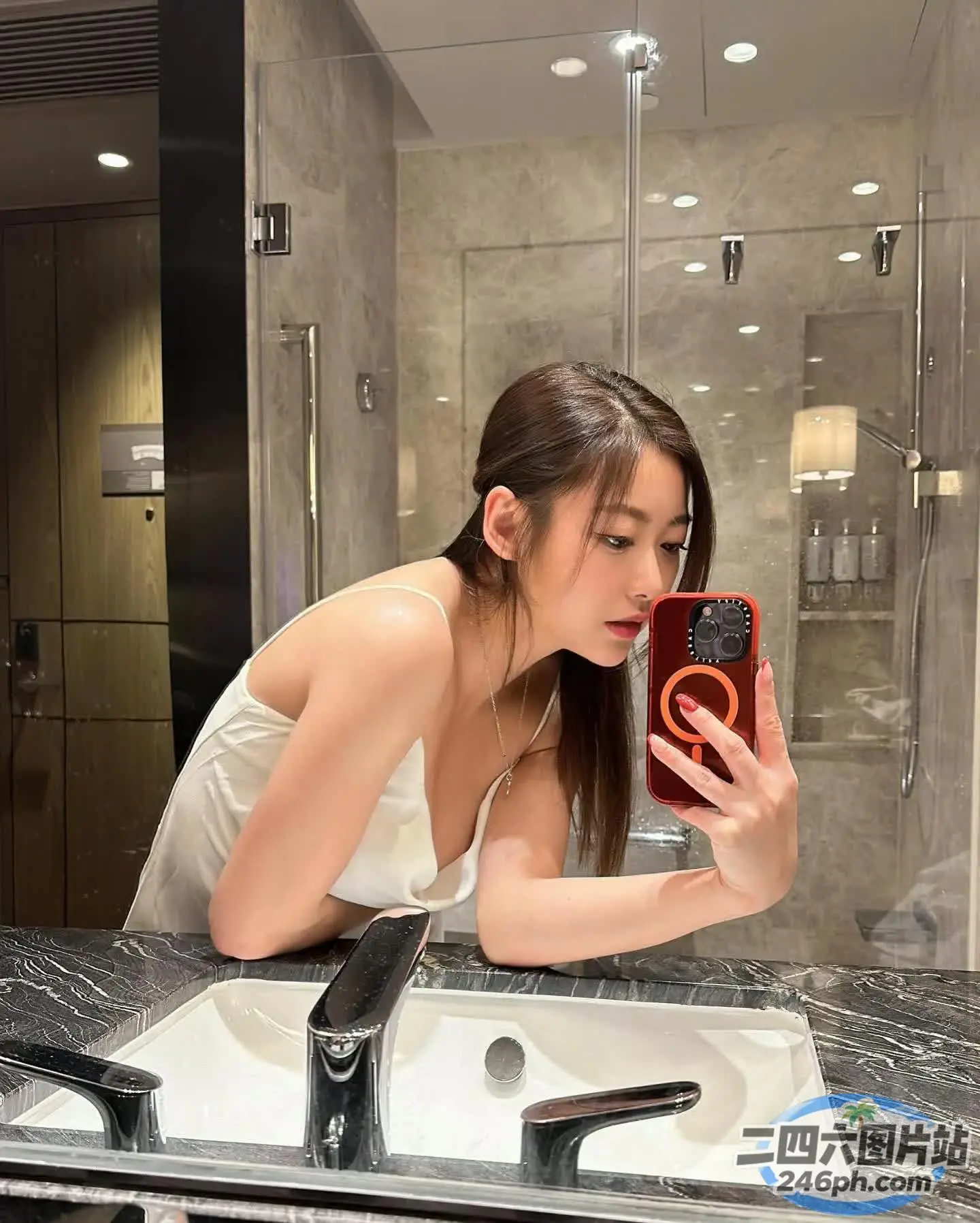 阿拉菲女子在浴室镜子里自拍