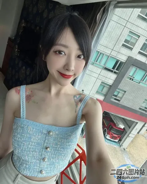 胸前有纹身的女人的特写