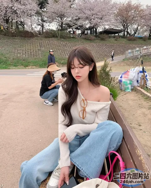 有个女人拿着钱包坐在长凳上