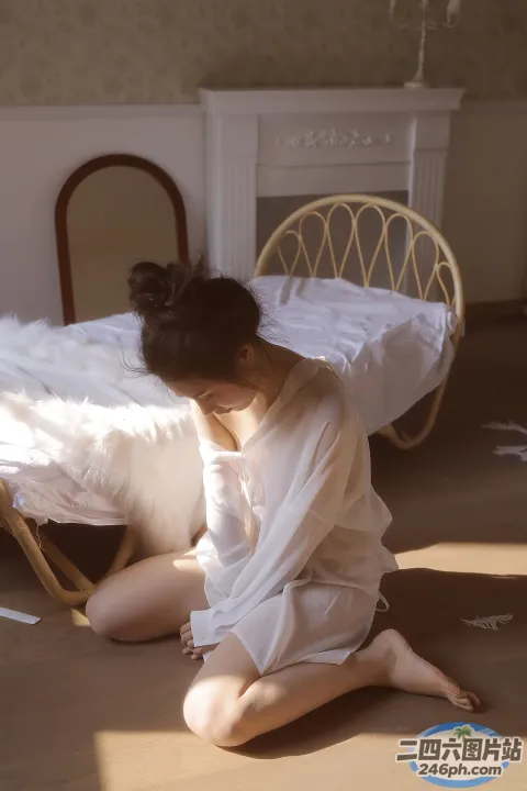房间里的地板上坐着一个女人