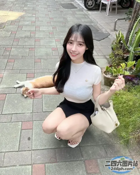 有一个女人跪下，手里拿着一个毛绒玩具