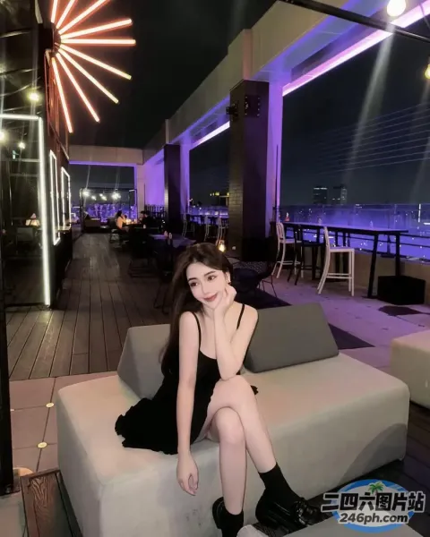 坐在房间里的沙发上的阿拉夫德女人，可以看到城市