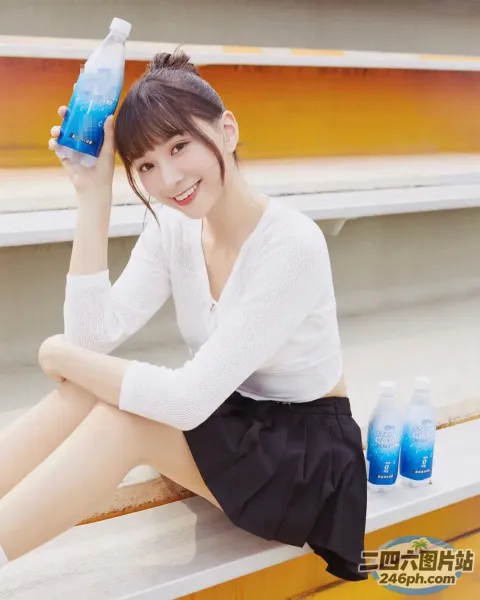 阿拉菲女孩坐在看台上，手里拿着一瓶水