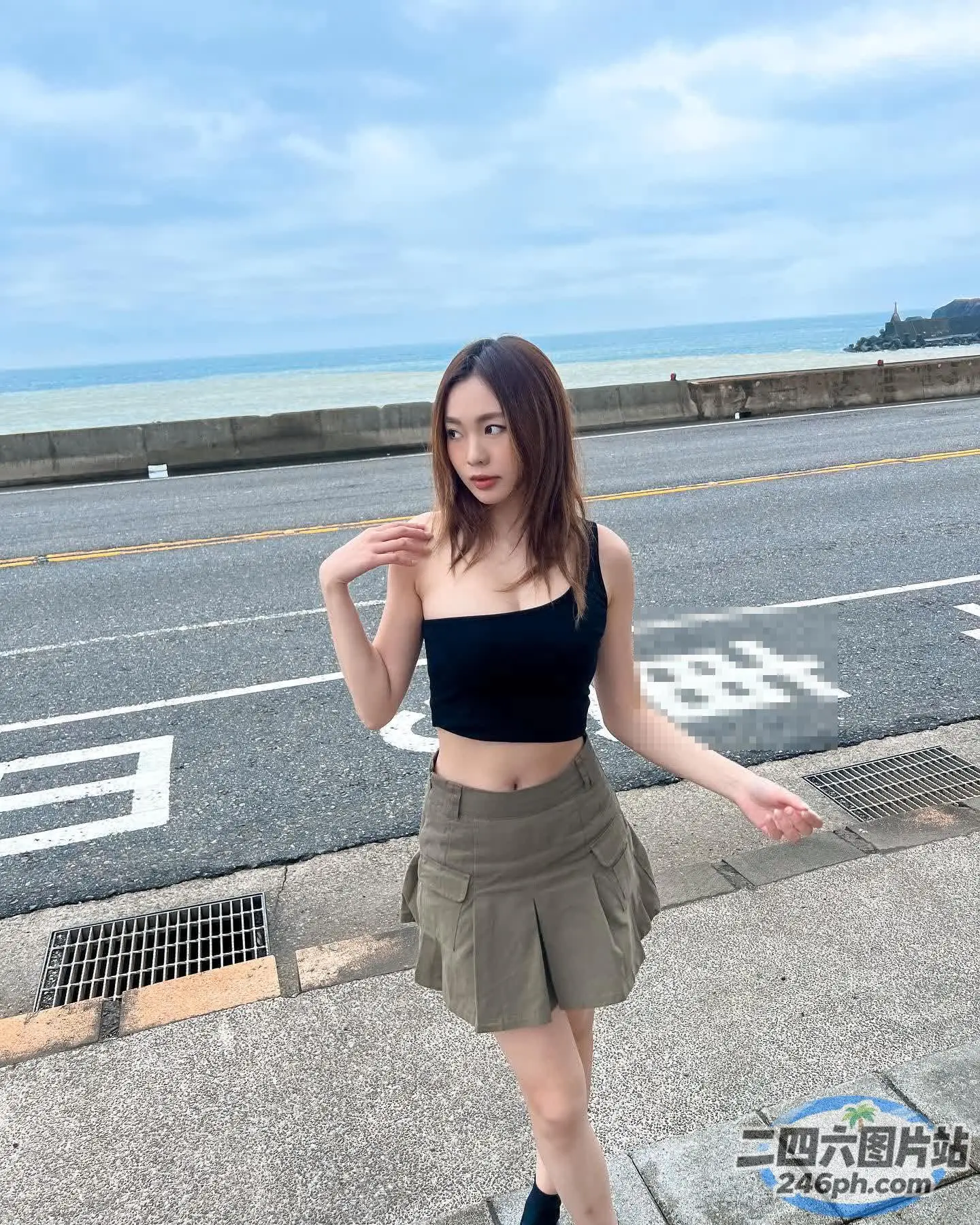 人行道上站着一个女人，伸出双臂