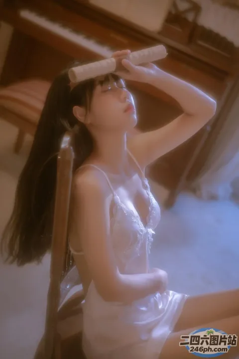 有个女人坐在椅子上，头上戴着帽子