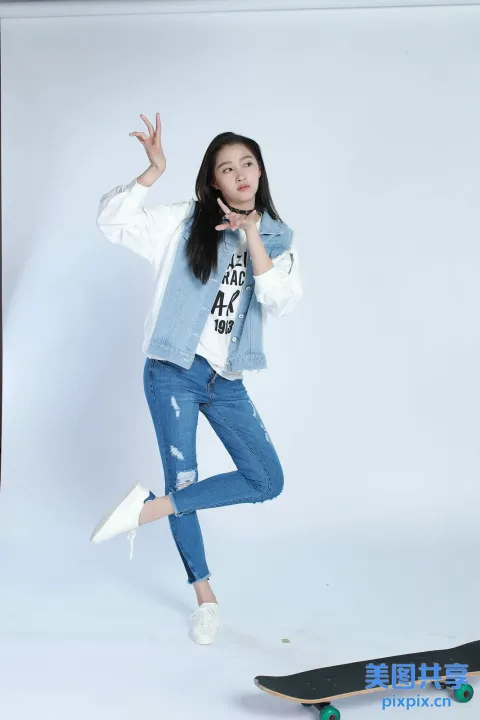 穿着牛仔裤和牛仔背心的 arafed 女人与滑板合影